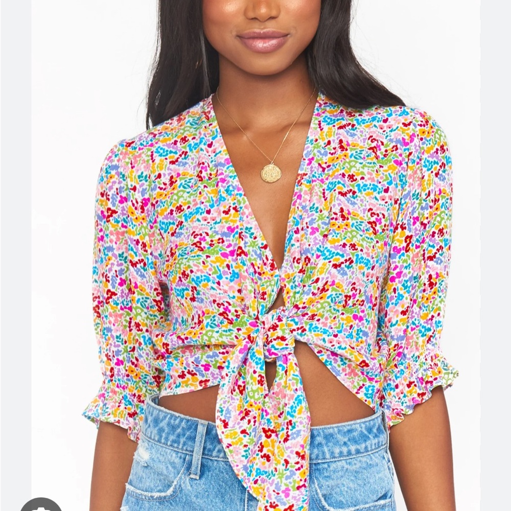 Show me your mumu kimmy tie front top in large in Rainbow Field floral
